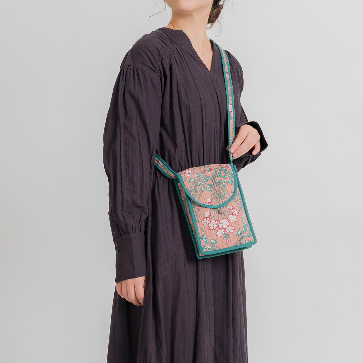 Contrast floral quilted shoulder bag