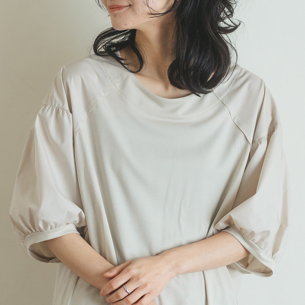 Cool Touch 圓領泡泡袖上衣