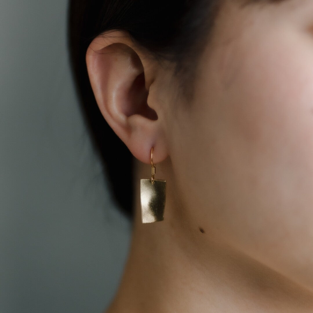 飄動的帷幔黃銅穿孔耳環