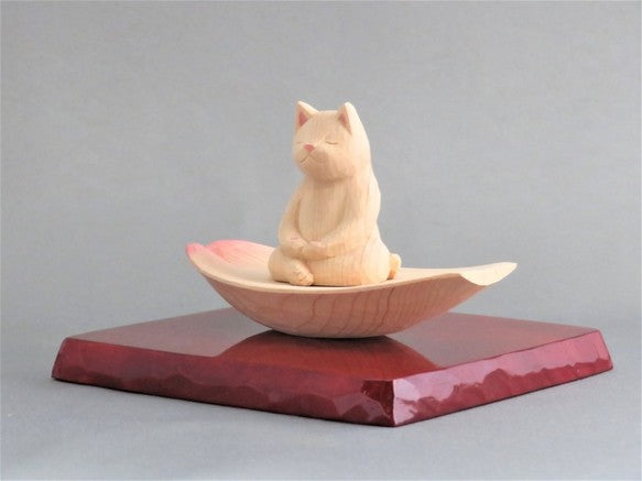 莲弁にのった座禅猫猫仏