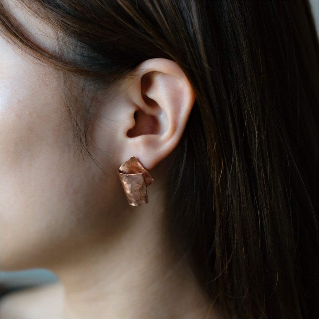 純銅錘紋折疊造型穿孔耳環