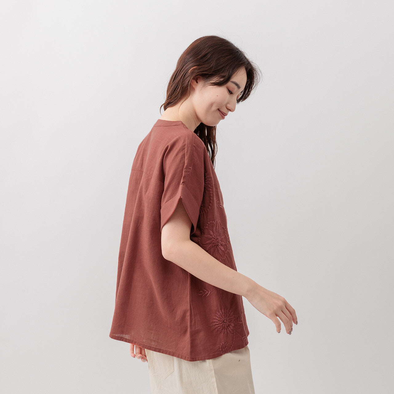 竹節棉刺繡圖案上衣