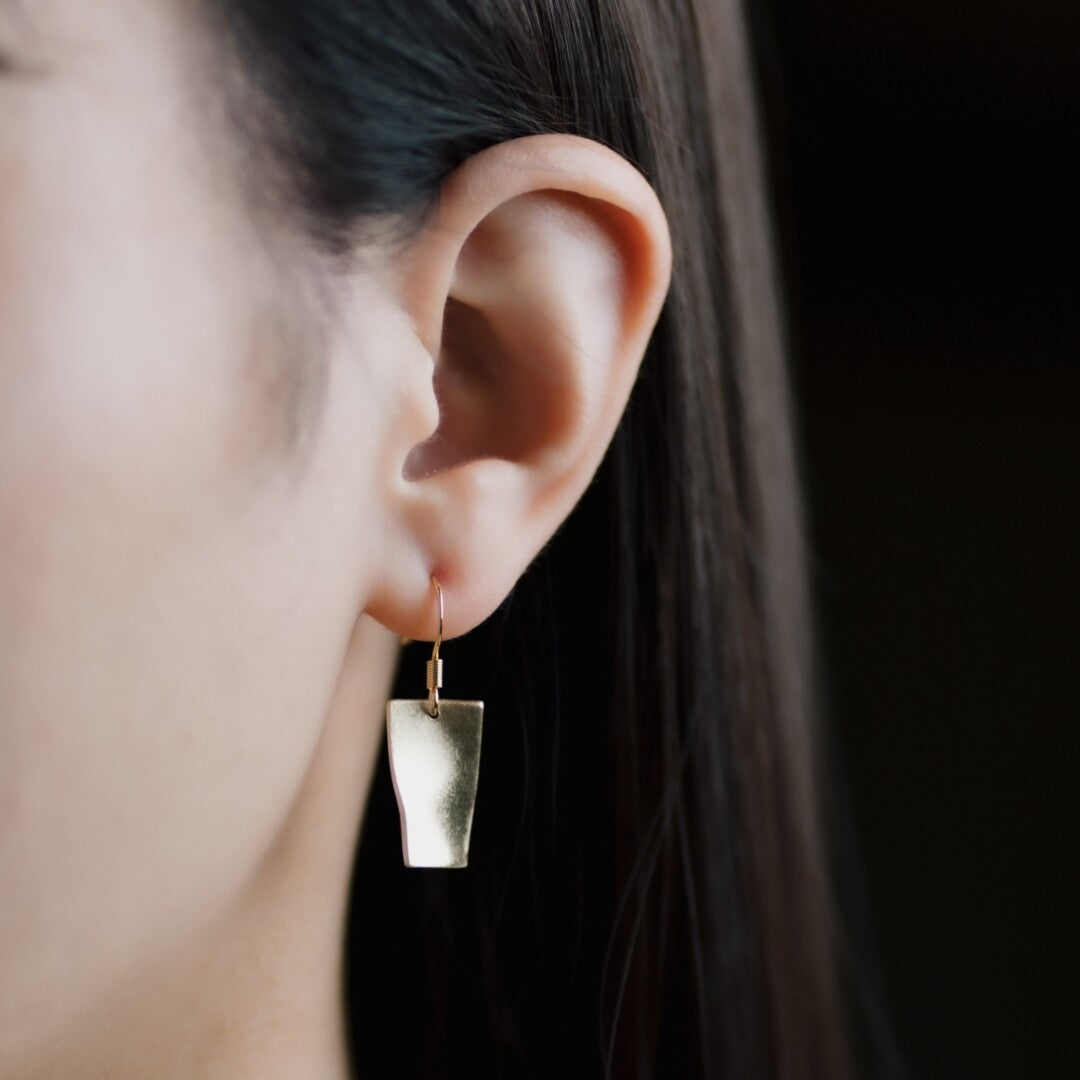 飄動的帷幔黃銅穿孔耳環