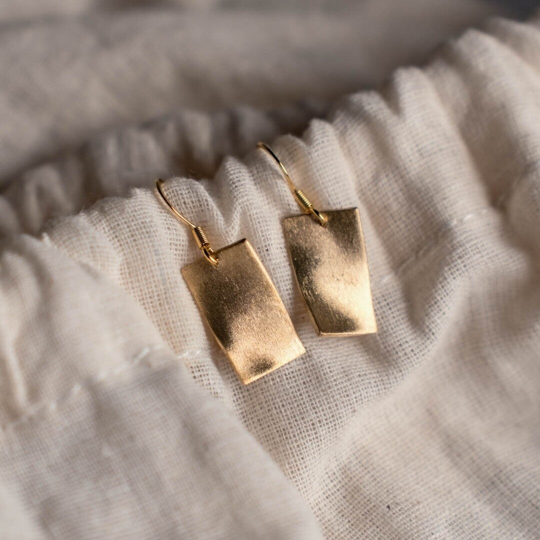 飄動的帷幔黃銅穿孔耳環