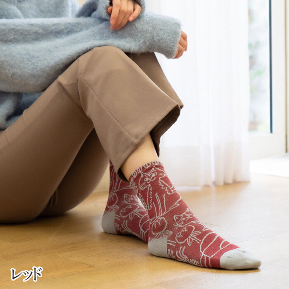 日本製 線條貓咪花卉中筒襪 (女裝)