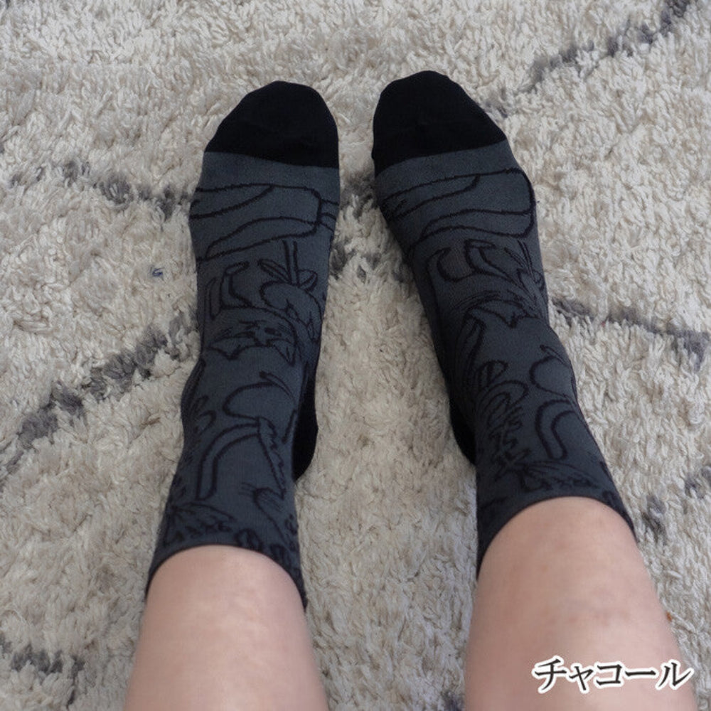 日本製 線條貓咪花卉中筒襪 (女裝)