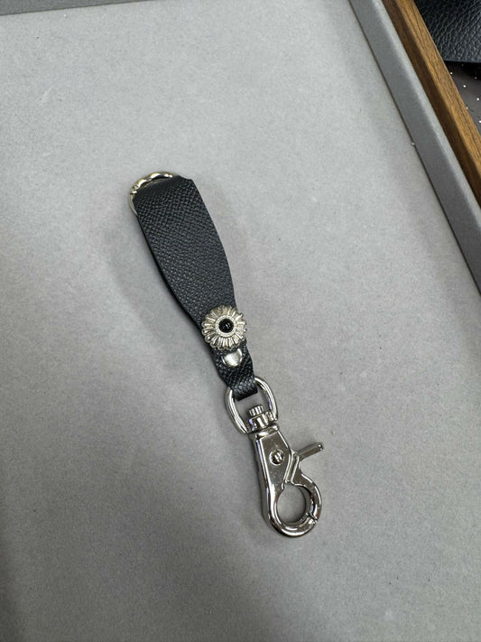 Keychains 鎖匙扣 . 銀色裝飾扣